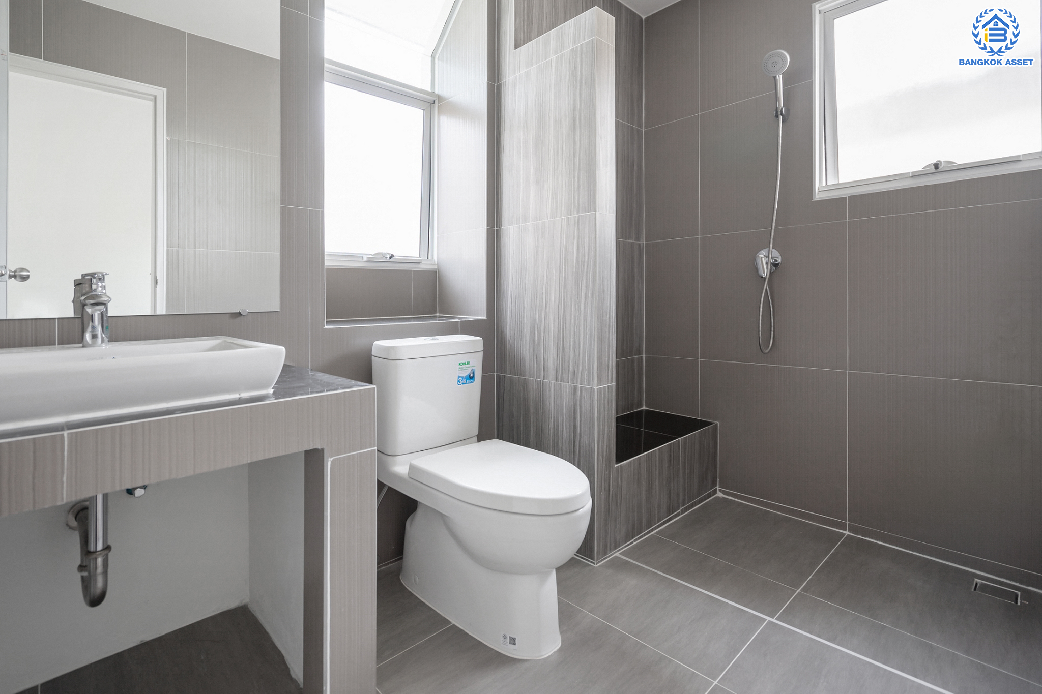 บ้านมือสองตกแต่งใหม่ ม.นันทวัน วัชรพล แบรนด์ LH เนื้อที่ 53.2 ตร.ว. ฟังก์ชัน 3 ห้องนอน 3 ห้องน้ำ จอดรถได้ 2 คัน Facilities ครบครัน บนทำเลเชื่อมต่อหลายเส้นทาง ถ.รามอินทรา ถ.สายไหม และถ.พหลโยธิน ใกล้สนามบินดอนเมือง ทางด่วน "ศรีรัช" และ เซ็นทรัลรามอินทรา